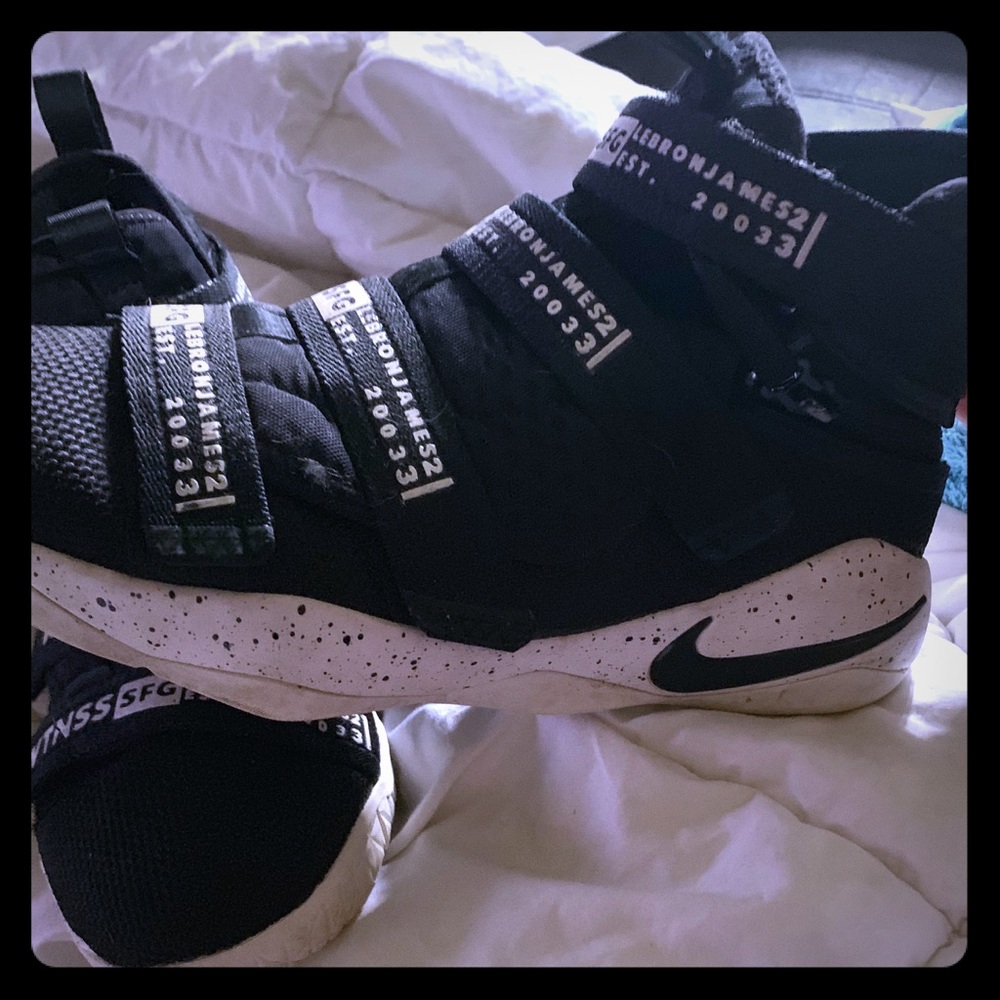 Big boys size 6 Nike LeBron soldier 11 flyease.